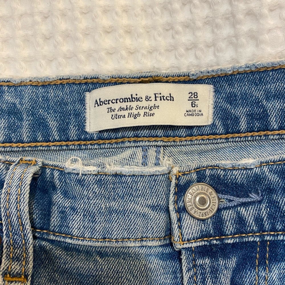 Abercrombie the Ankle Straight Ultra High Rise Denim size 28- great condition
